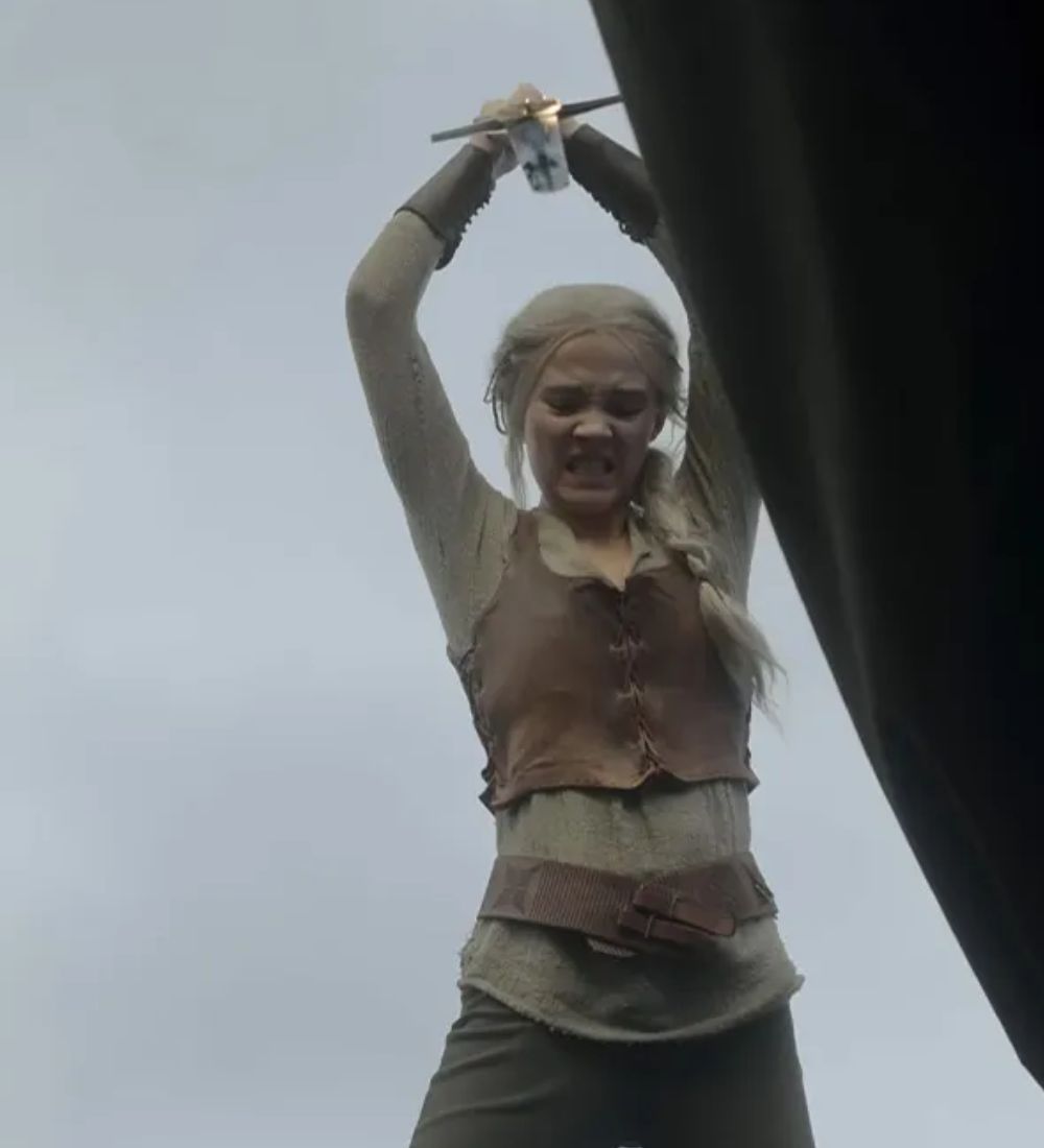 The-Witcher-S03-Freya-Allan-vest-3
