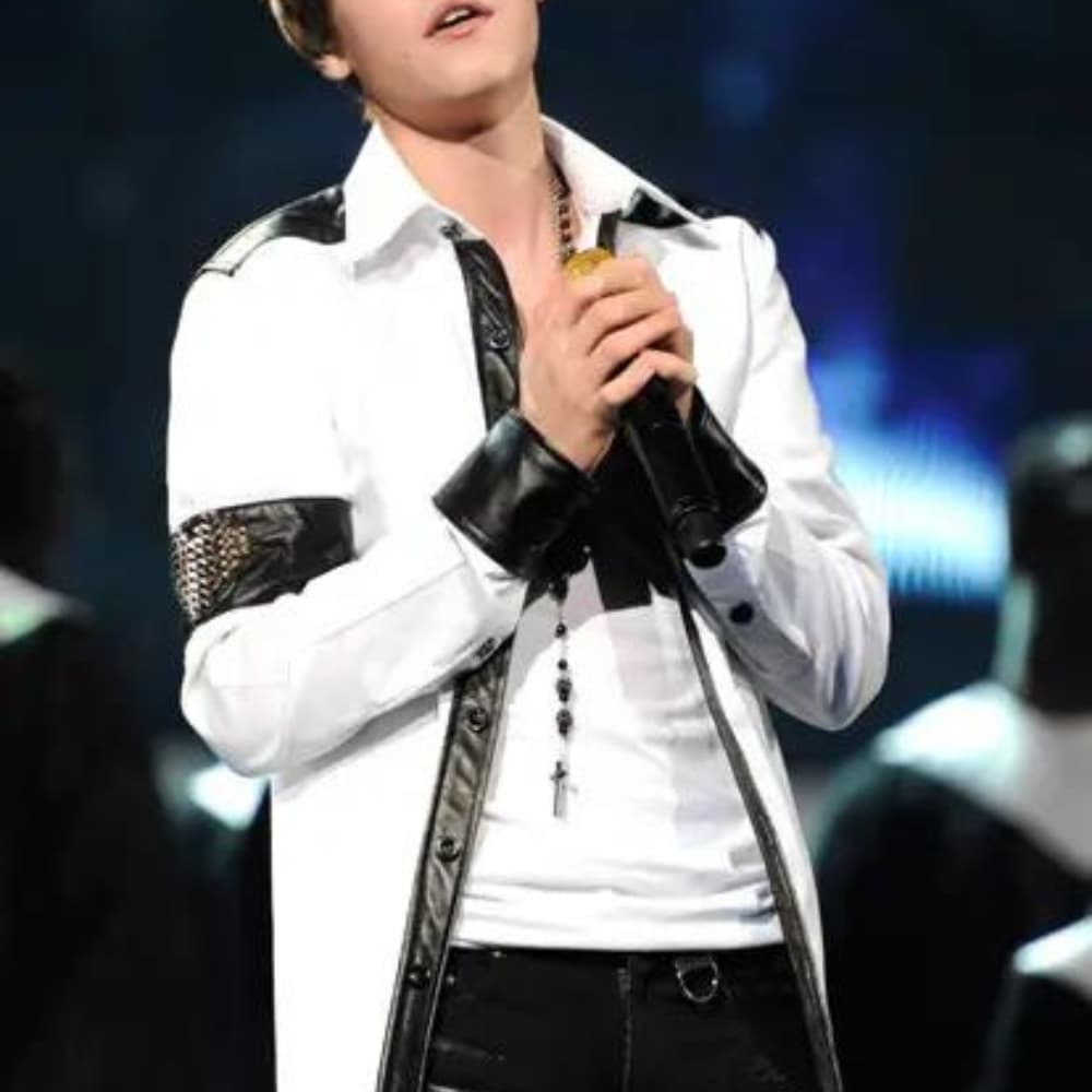 justin-bieber-concert-white-leather-jacket