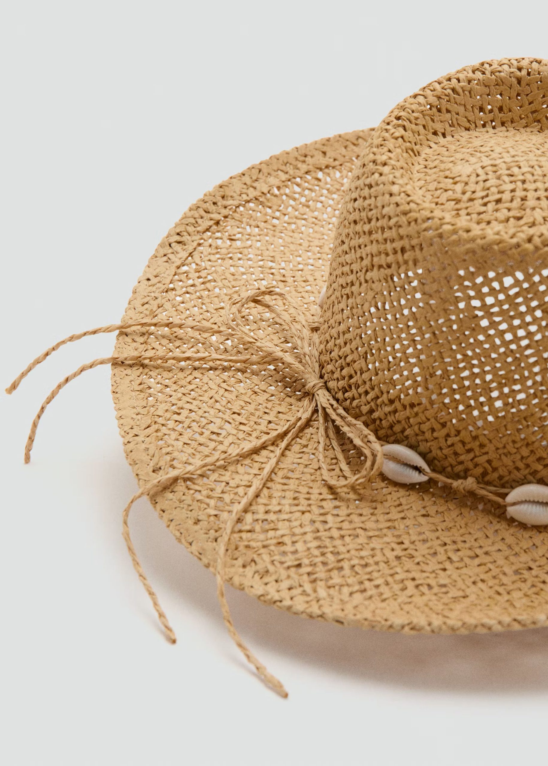 Natural fibre hat with shells